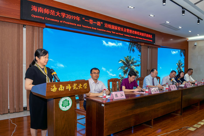 1571388301634166.jpg 教师代表王聆聆发言.jpg