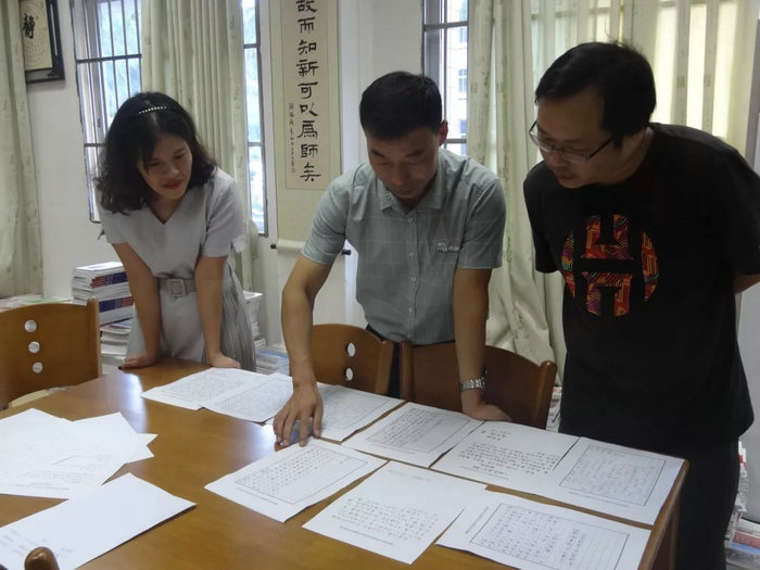 1560504759413165.jpg 评委在对学生作品进行评选.jpg