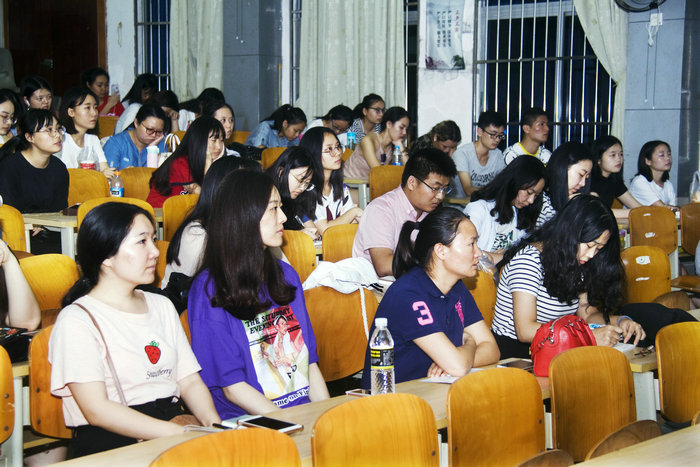 我院师生聆听讲座.jpg