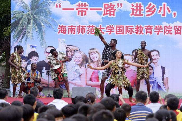 非洲籍国际学生给东澳镇中心学校献上精彩的非洲舞蹈.jpg
