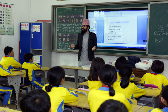 我院尼泊尔籍学生给小学生介绍尼泊尔概况课堂现场.jpg