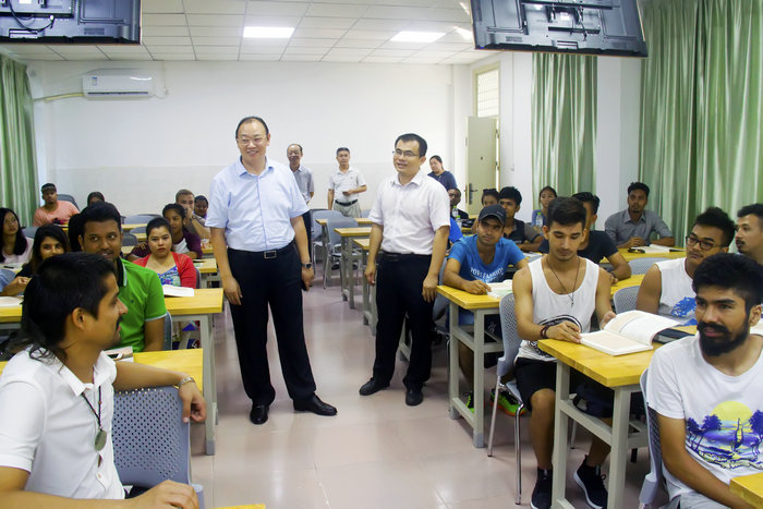 李森副校长正在与国际学生亲切交流.jpg