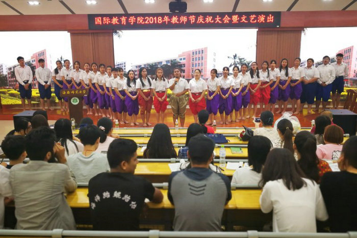 泰国碧瑶班同学演唱歌颂老师歌曲.jpg