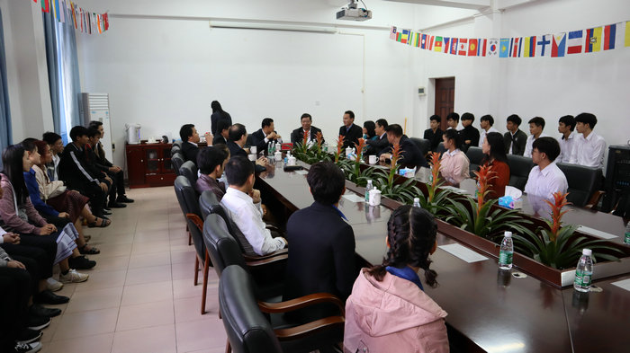 老挝前副总理与我校47名学生举行座谈会.jpg