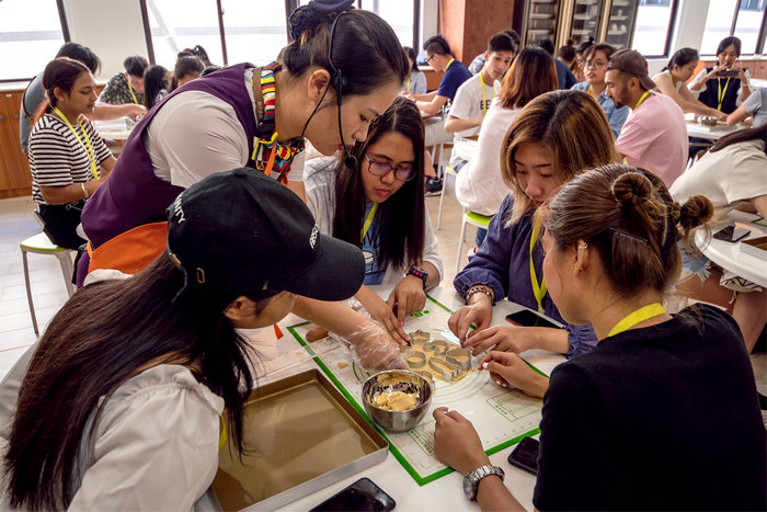 我院留学生体验制作椰香饼干.jpg