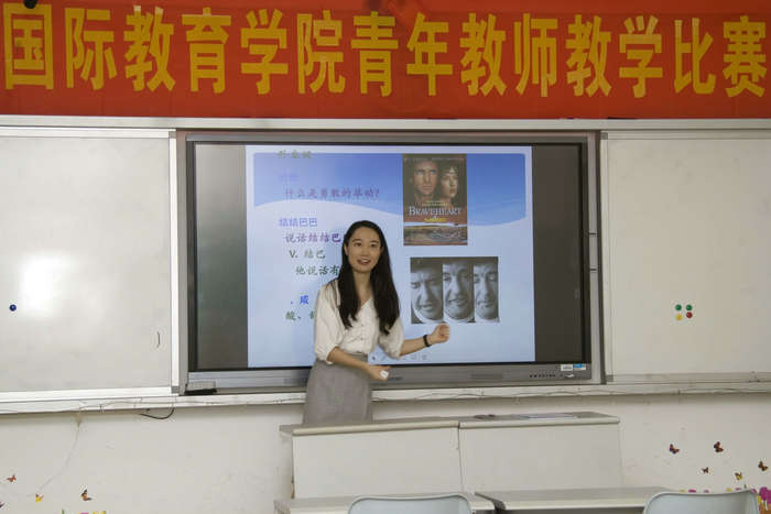 张明敏老师正在进行试讲模拟.jpg