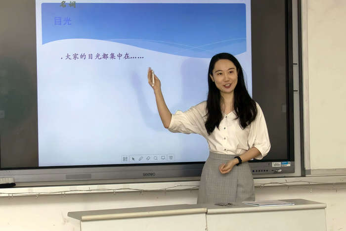 张明敏老师正在讲解语言点.jpg