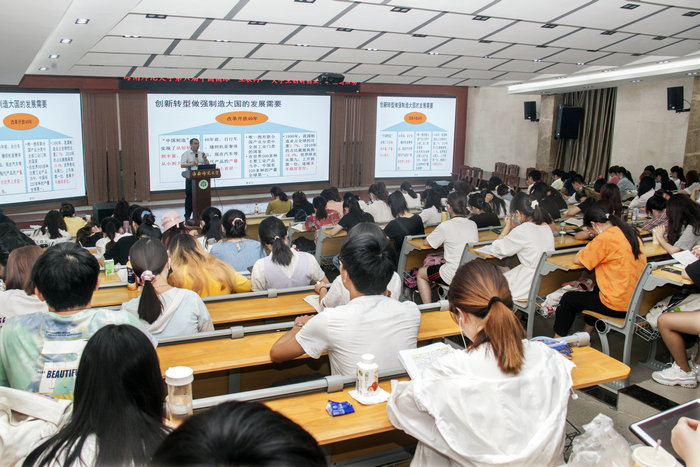 我院举行第六届中国国际“互联网+”大学生创新创业大赛宣讲活动.jpg