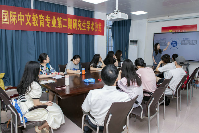 王沿同学作报告.jpg