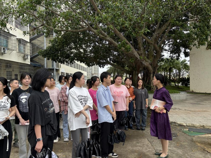 李日香校长带领我院实习生参观校园.png